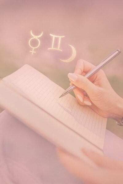 "Femme en pleine écriture inspirée sous l’influence céleste de la Lune et de Mercure, symbolisant la réception de messages guidés pendant la Nouvelle Lune en Gémeaux"