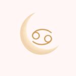 "Nouvelle Lune en Cancer du 25 juin 2025 – illustration douce d’un croissant de Lune doré lovant le symbole astrologique du Cancer sur fond rose poudré"